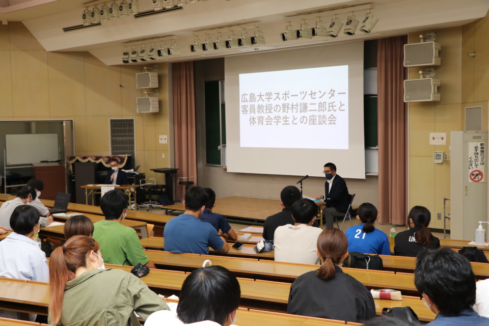 広島大学スポーツセンター客員教授の野村謙二郎氏が体育会学生と座談会を行いました。引き続いて、硬式野球部へ技術指導を行っていただきました